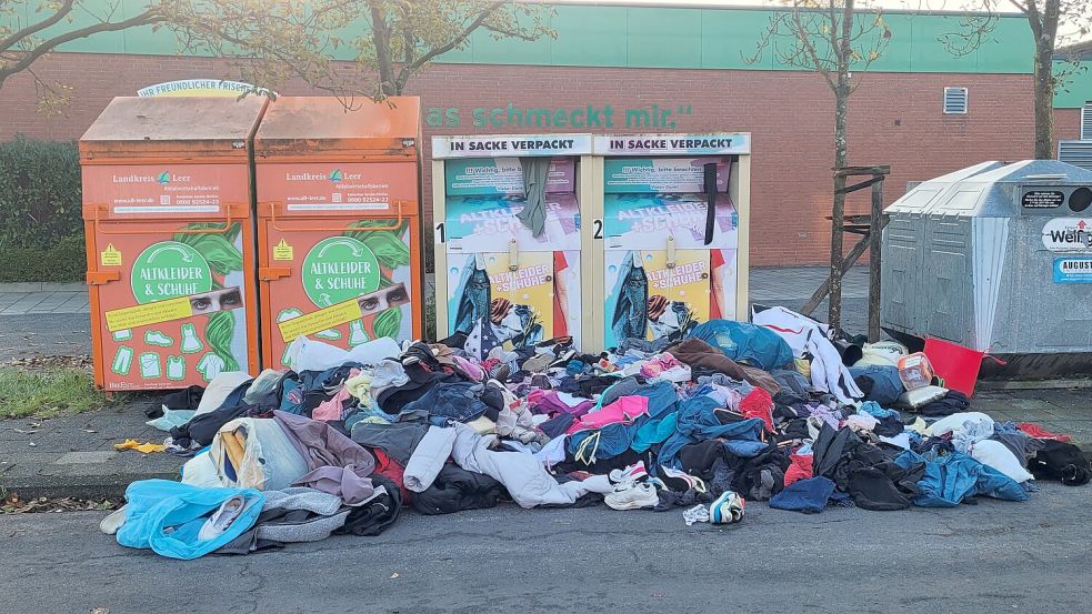 Kürzlich schien eine ganze Wagenladung an Kleidung und Säcken in Leer abgeladen worden zu sein. Foto: Bodo Wolters