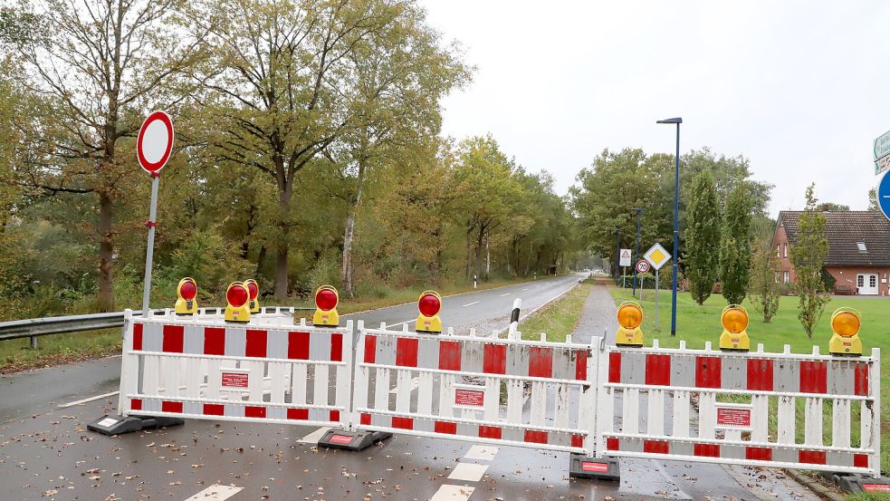 Ein Teilabschnitt der Schleusenstraße in Elisabethfehn gehört zur Kreisstraße 299. Dort wird bis Mitte November die Fahrbahn erneuert. Foto: Hans Passmann