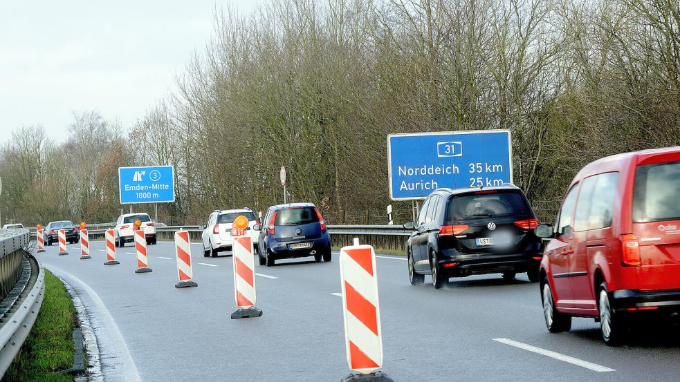 Auf der A 31 in Emden kommt es am Freitagvormittag zu Behinderungen. Foto: Friedrich Doden/Archiv