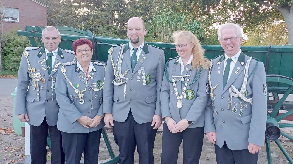 Simone Amsel (2. von rechts) ist neue Schützenkönigin in Holte. Mit ihr freuen sich der sportliche Leiter Frank Eichhorn (von links) und die Vereinsvorsitzende Gunda Buß sowie 1. Adjutant Gerhard Schulte und 2. Adjutant Herbert Olthoff. Foto: privat