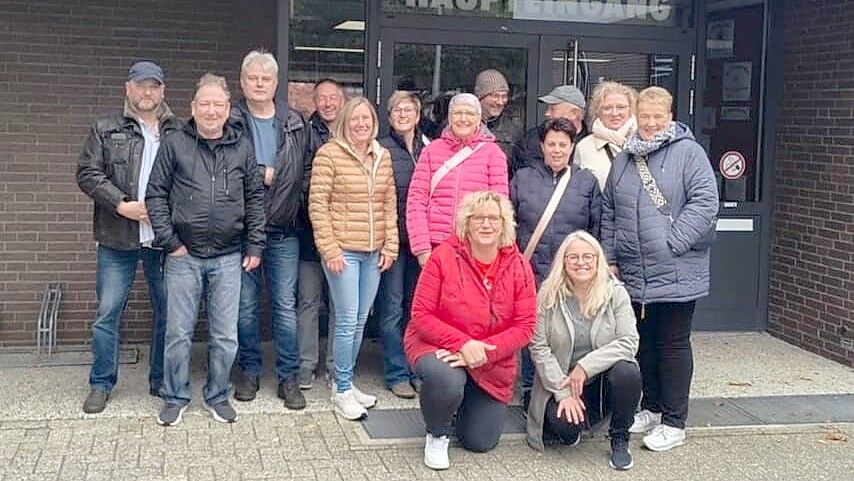 Die ehemalige Klasse 9e der Haupt- und Realschule Collhusen traf sich Anfang Oktober 2025 zum 50-jährigen Schuljubiläum und feierte ein Wiedersehen nach 40 Jahren. Das Erinnerungsfoto entstand vor dem Schulgebäude. Hintere Reihe von links: Adrian Jelting, Walter van der Pütten, Stefan Kolles, Bernhard Meinders, Wera Westerhoff (geb. Koenen), Heinrich Westerhoff, Dietmar Skerat, Elisa Liebert (geb. Harms). Mittlere Reihe von links: Karin Krüger (geb. Weßling), Gesine de Grave, Insa Nee (geb. Groeneveld), Beatrix Lüpkes (geb. Hessenius). Vorne kniend: Sonja Terveer-Akan (geb. Terveer) und Ulrike Gibbesch. Foto: Sonja Terveer-Akan