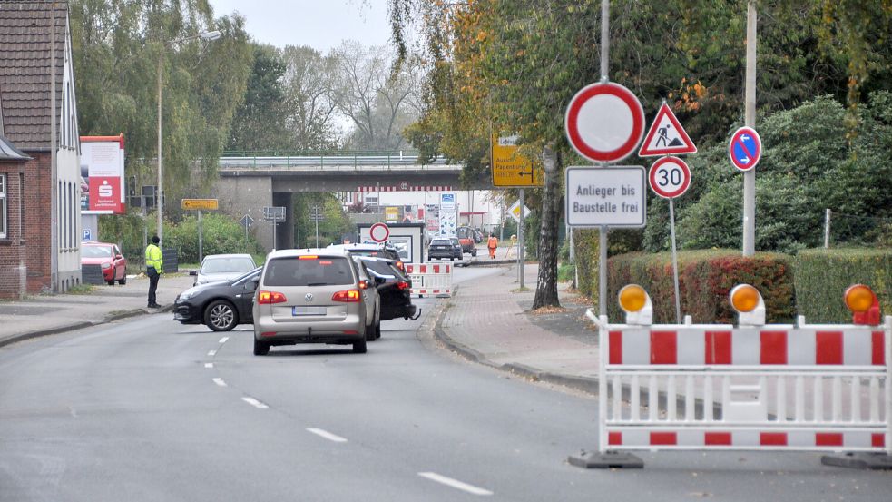 In Leer ist ein Teilbereich der Deichstraße wegen Bauarbeiten voll gesperrt. Wer die Beschilderung nicht beachtet, muss am letzten Kontrollpunkt umkehren. Foto: Bodo Wolters