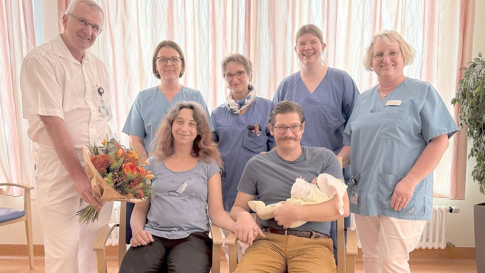 Freuen sich über das 1000. Baby (von links): Dr. Jacek Skubis (Chefarzt der Klinik für Gynäkologie und Geburtshilfe), Anja Blüge (Sekretariat Gynäkologie und Geburtshilfe), Angelika Hartmann (Hebamme), Anna Böke-Appel (leitende Hebamme), Gitta Möhlmann-Cramer (Teamleitung Station B1) mit Barbara und Daniel Mulley und ihrer Tochter Angeline. Foto: Klinikum Leer