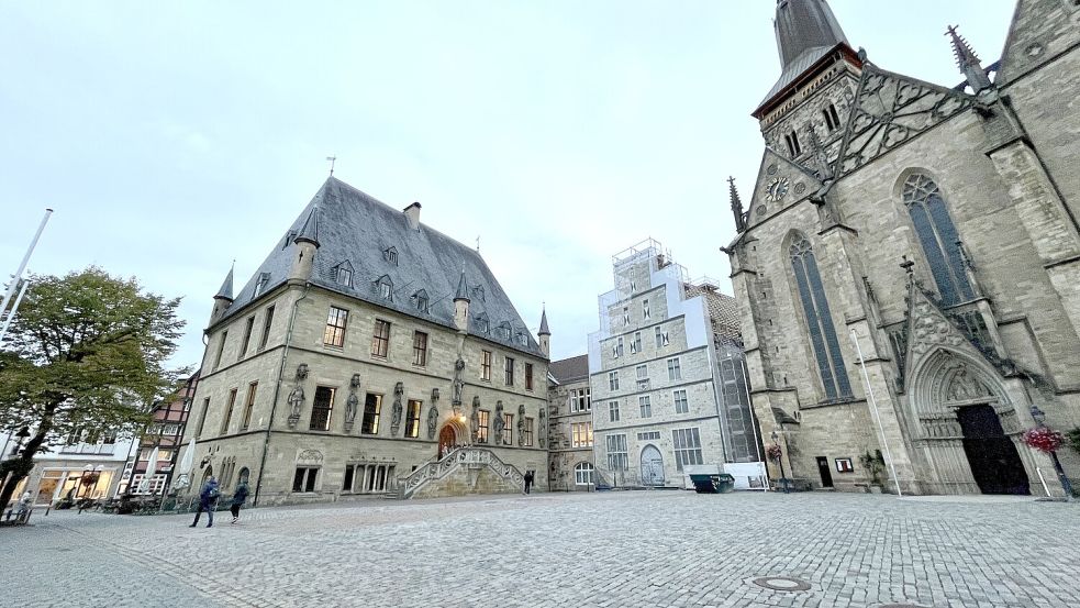 „Wir sind das Stadtbild“: Zu einem gemeinsamen Foto vor dem Osnabrücker Rathaus am Mittwoch rufen die Caritas Osnabrück und der Verein Exil auf. Foto: Jörg Sanders