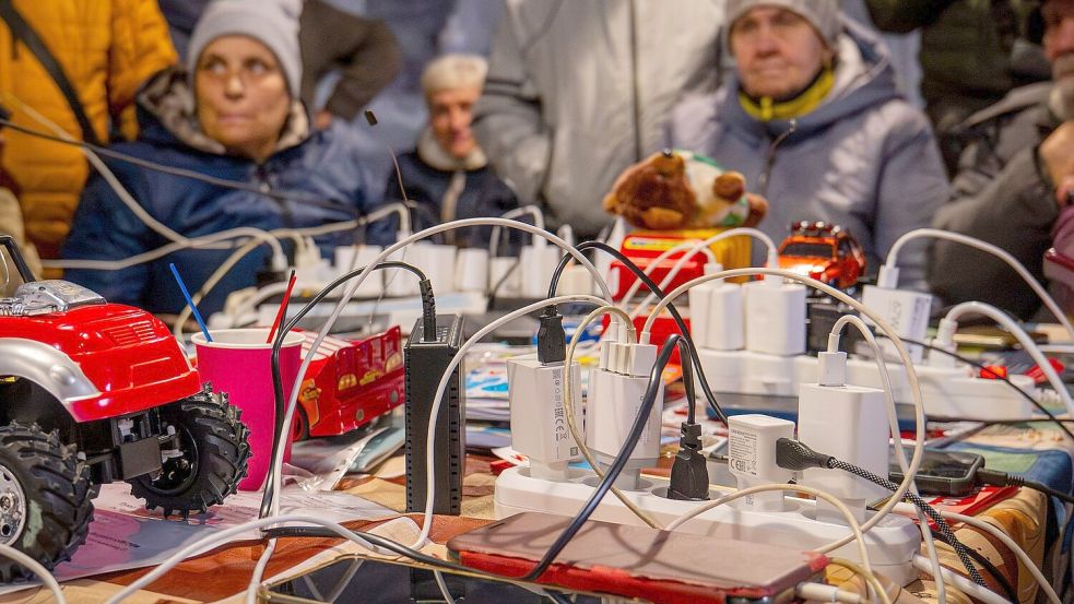 Russische Luftangriffe haben in mehreren Regionen der Ukraine die Stromversorgung unterbrochen. Foto: Dan Bashakov/AP/dpa