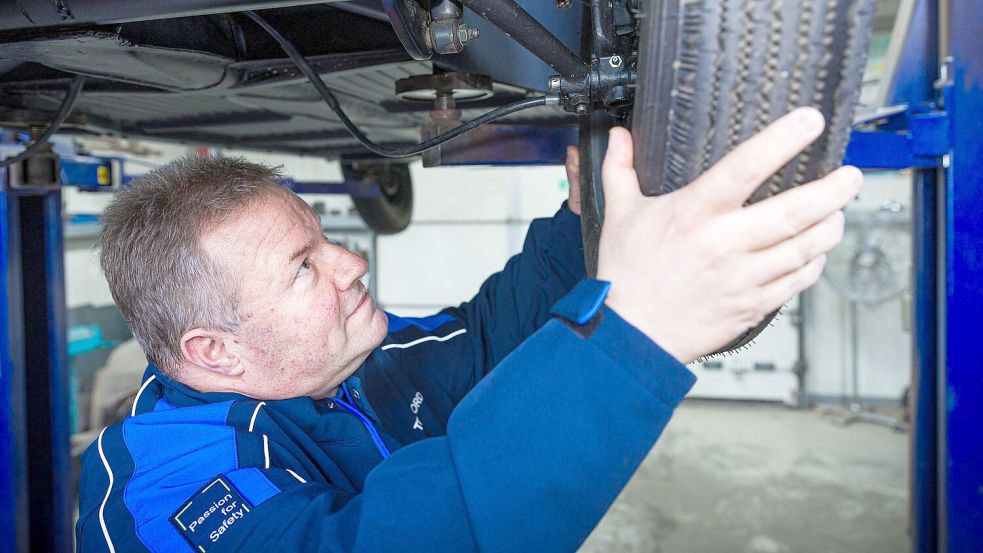 TÜV-Mitarbeiter Thomas Rusch hat das Fahrzeug abgenommen. Foto: Moritz Frankenberg