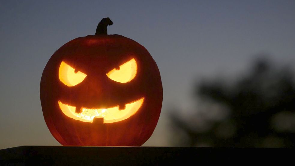 Halloween findet traditionell am 31. Oktober statt. (Archivbild) Foto: Laurent Gillieron/KEYSTONE/dpa