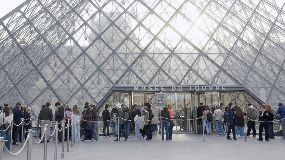 Besucher können wieder durch das Museum schlendern. Foto: Thibault Camus/AP/dpa