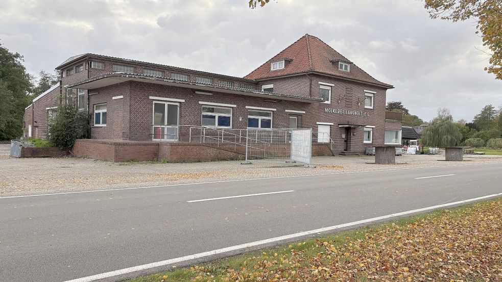 Ein Foto vom 16. Oktober 2025: Der Schornstein hinter den Gebäuden der früheren Molkerei Langholt an der Dorfstraße ist weg. Foto: Horst Kruse