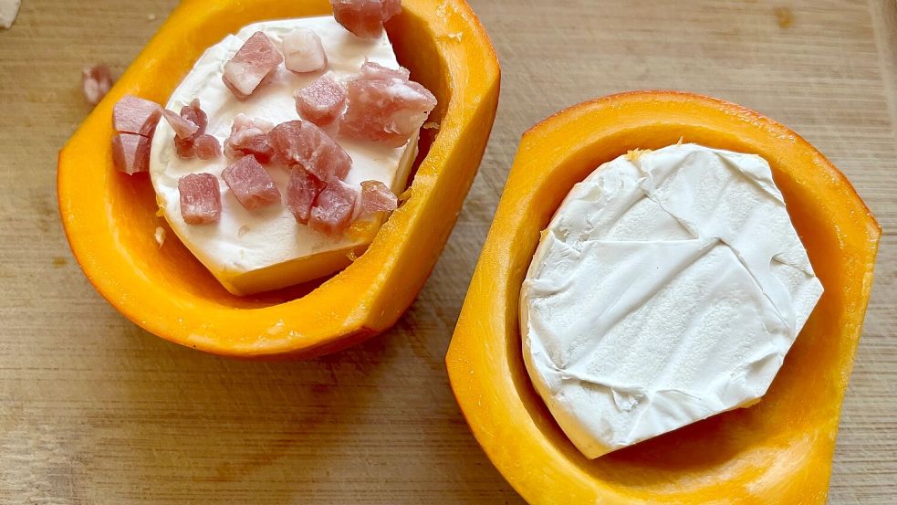 Geschmolzener Käse geht immer? Hier wird der Kürbis mit Camemert und Schinken zubereitet. Foto: Carmen Leonhard