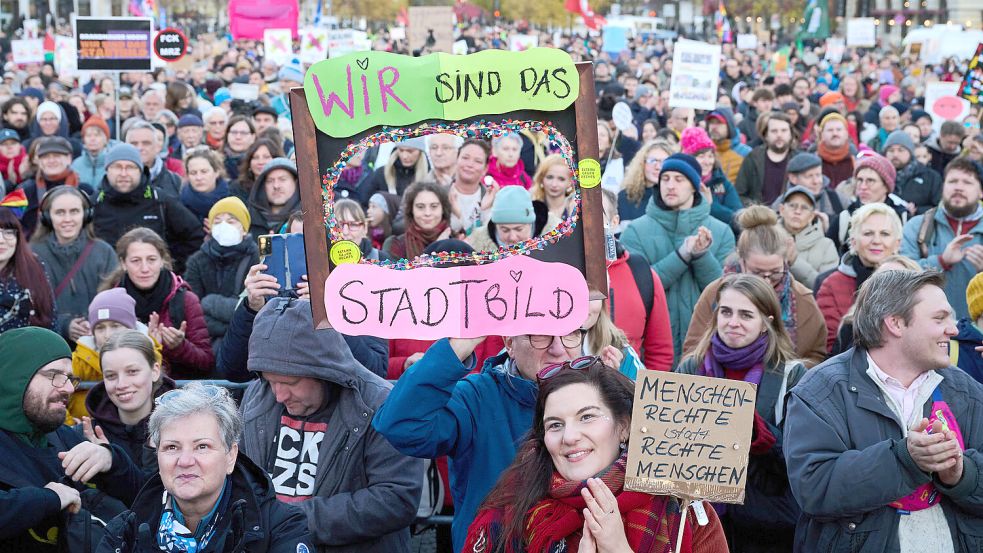 Zahlreiche Demonstranten versammeln sich auf dem Pariser Platz in Berlin, um gegen die Migrationspolitik der Bundesregierung zu demonstrieren. Das Motto lautet „Wir sind das Stadtbild!“ Foto: Annette Riedl/dpa