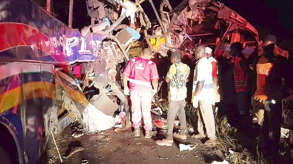 Die Fahrzeuge wurden schwer beschädigt. Foto: Uncredited/Uganda Red Cross/AP/d
