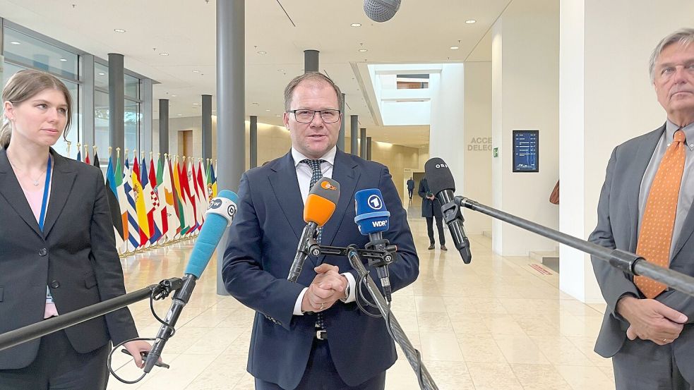 Bundesumweltminister Carsten Schneider (SPD) bei einem Treffen mit seinen EU-Amtskollegen in Luxemburg am 21.10.2025. Foto: dpa/Katharina Redanz