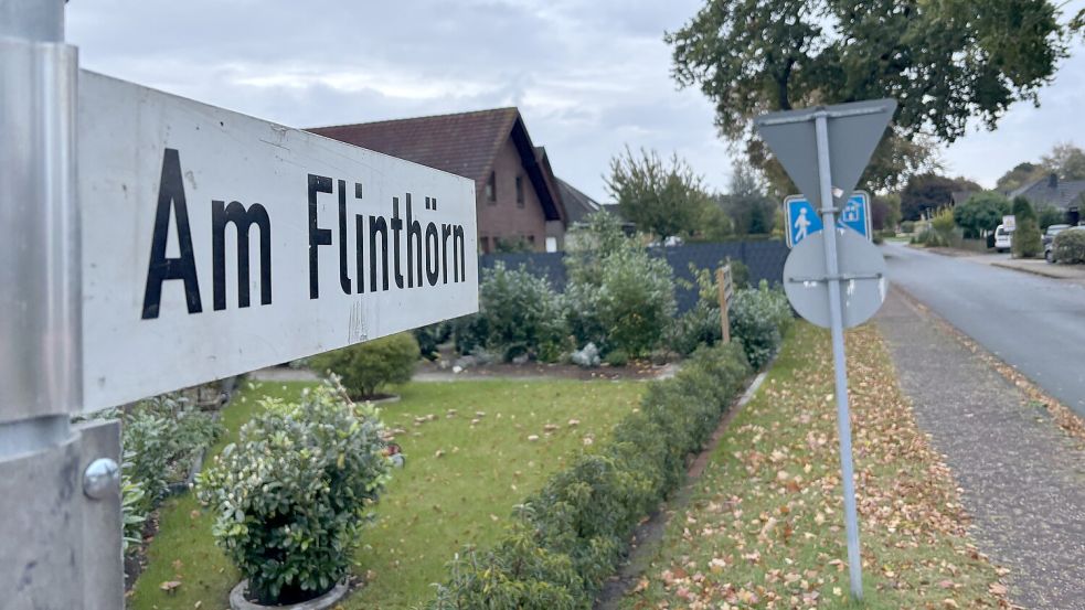 Die Jugendlichen waren mit dem gestohlenen Radlader in der Straße Am Flinthörn in Ostrhauderfehn unterwegs. Dort entdeckte die Polizei den Radlader schließlich. Foto: Carsten Ammermann