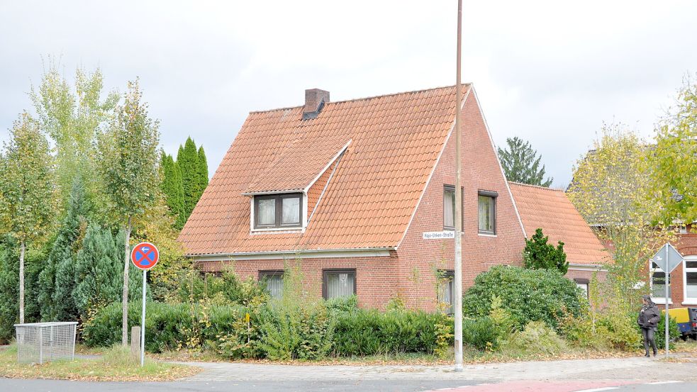 An der Ecke, an der das Wohnhaus steht, sollte ein Gebäudekomplex mit 21 Wohnungen gebaut werden. Die Hajo-Unken-Straße in diesem Bild nach links aus dem Bild hinaus. Foto: Bodo Wolters