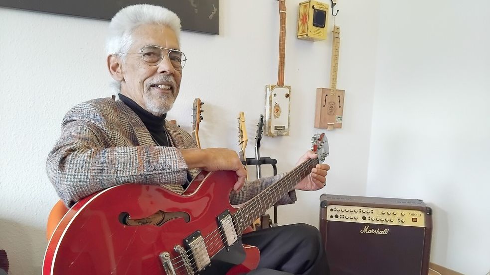 Seine erste Gitarre schenkte ihm sein Vater, als er neun war. Sie ist im Hintergrund zu sehen. Foto: Clarissa Scherzer