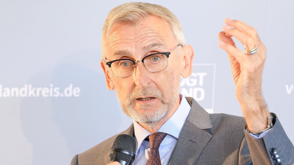 Sachsens Innenminister, Armin Schuster (CSU), sagt, die Umstellung auf Asylbewerberleistungen für neu angekommene ukrainische Flüchtlinge müsse jetzt schnell kommen. (Archivfoto) Foto: Jan Woitas