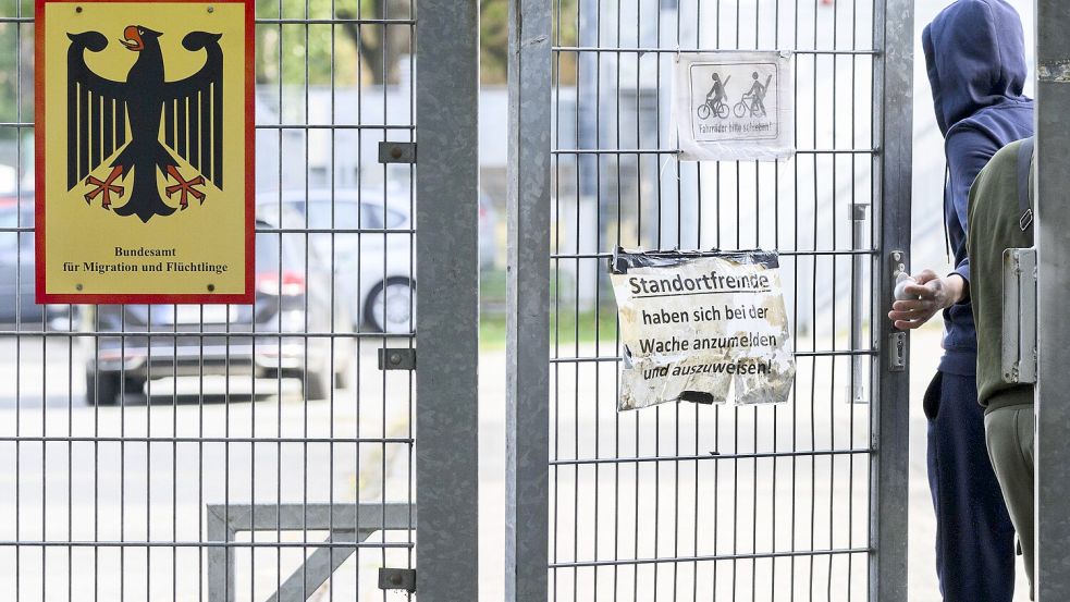 Ein Geflüchteter betritt die Landesaufnahmebehörde Niedersachsen am Standort Braunschweig. Foto: dpa/Julian Stratenschulte