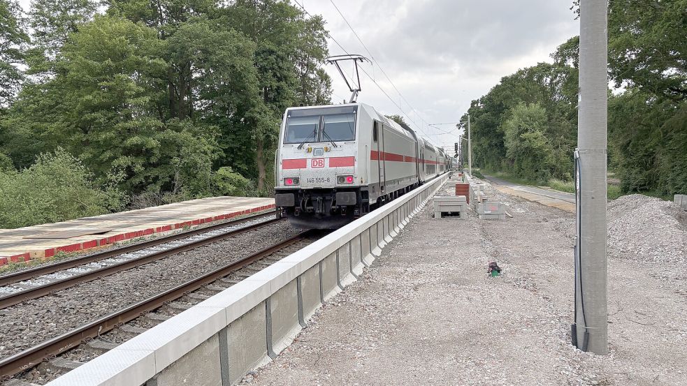 Die Schnellzugverbindung zwischen Bremen und Groningen soll erst im Sommer 2026 ihren Betrieb aufnehmen. Das Foto zeigt den im Bau befindlichen Bahnhaltepunkt in Ihrhove. Foto: Carsten Ammermann/Archiv