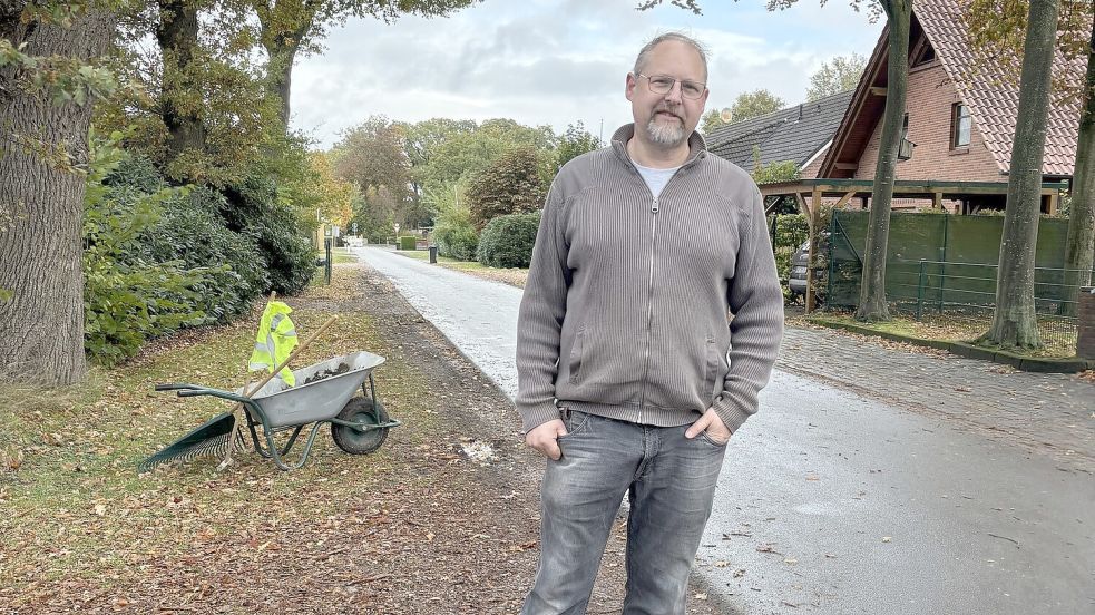 Bürgermeister Thomas Otto beobachtete als Privatperson das Verkehrsaufkommen vor seinem Haus im Eichenweg kritisch. Foto: Horst Kruse
