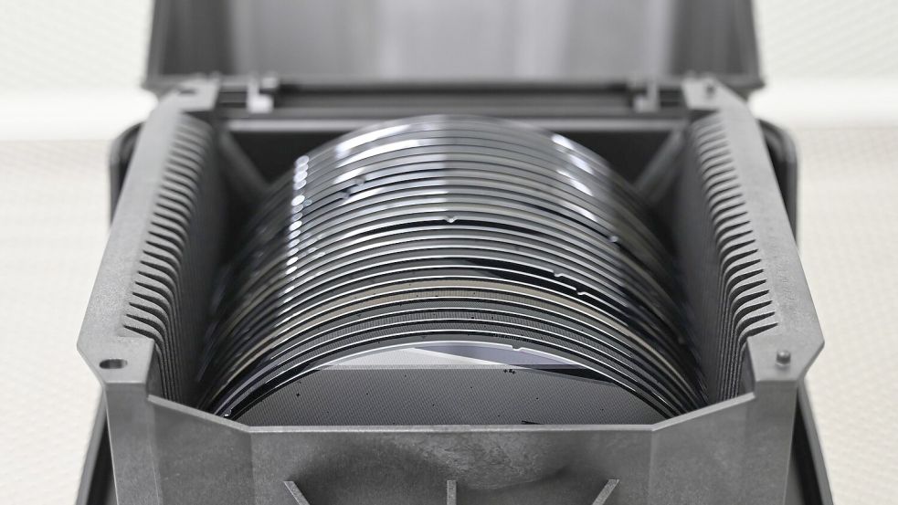 Zwischenprodukte der Halbleiterproduktion, sogenannte Wafer, liegen in einer Box. (Archivbild) Foto: David Hammersen