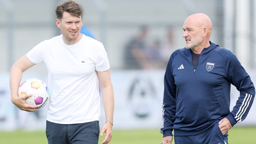 Henning Rießelmann (links) unterhielt sich am Dienstag lange mit Trainer Stefan Emmerling und der Mannschaft. Foto: Jens Doden