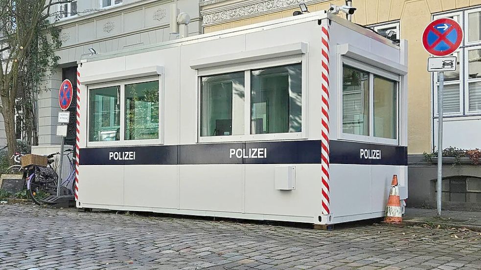 Der Container der Polizei, der Bundeskanzler Olaf Scholz schützen soll, steht in einer Nebenstraße in Altona. Foto: Florian Quandt