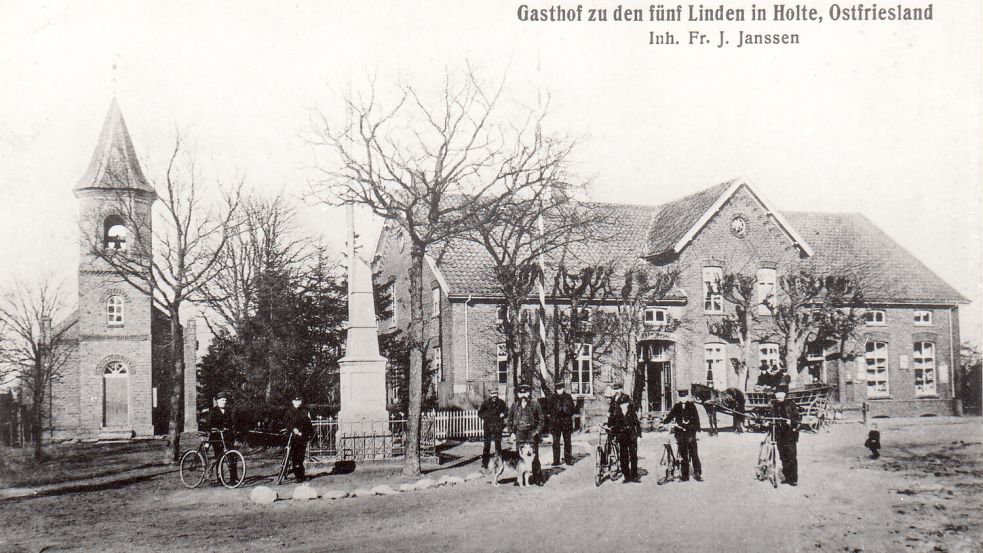 Auf dieser Postkarte, die um die Jahrhundertwende entstand, sind noch die alte Holter Dorfschule, das Kriegerdenkmal und die Gaststätte Röben zu sehen. Foto: GA-Archiv