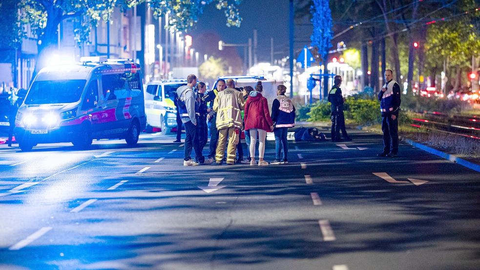 Einsatzkräfte versorgen mehrere Menschen nach einer Schießerei in Hannover. Foto: Moritz Frankenberg