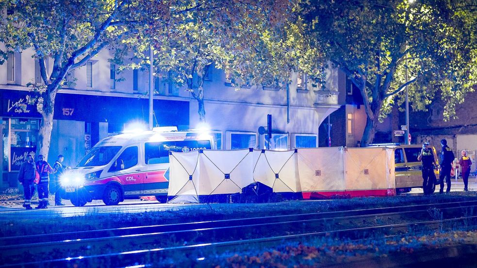 Einsatzkräfte sichern den Tatort. Foto: Moritz Frankenberg