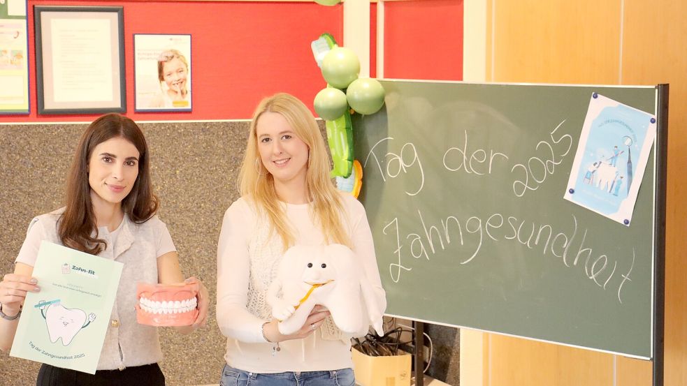 Gölcan Güven und Karina Grave (rechts) vom Kinder- und Jugendzahnärztlichen Dienst des Landkreises organisierten den „Tag der Zahngesundheit“ in der Grundschule Sonnentau. Foto: Sascha Rühl/Landkreis Cloppenburg