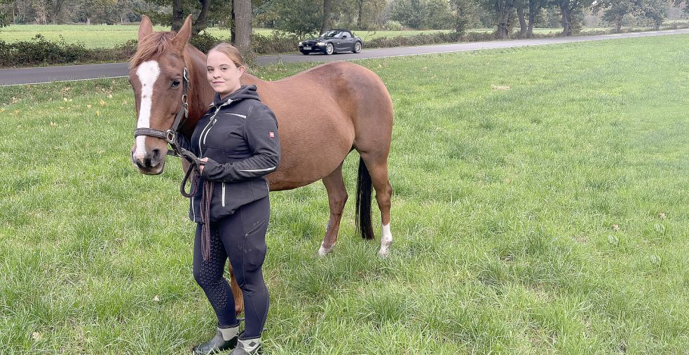 Jona Brand ist häufig mit ihren Pferden auf der Weide unterwegs. Die Grünfläche grenzt direkt an der Domänenstraße (im Hintergrund). Immer mal wieder reitet die 19-Jährige auch auf der Domänenstraße. Doch wegen der vielen Raser fühlt sie sich dort nicht sicher. Foto: Carsten Ammermann