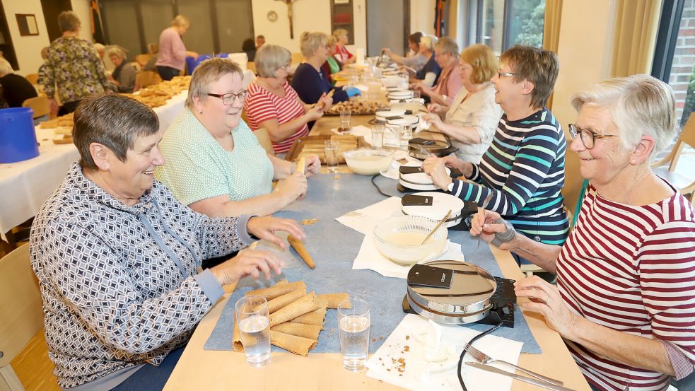 Viel zu tun haben die Frauen beim Backen der Neujahrskuchen im Barßeler Pfarrheim. Foto: Hans Passmann