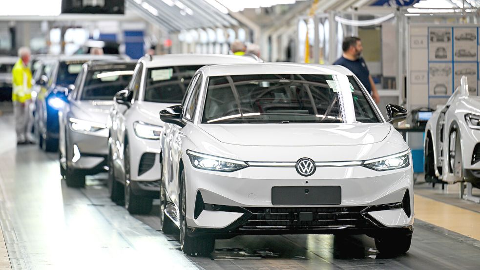 Die Produktion von ID.7 und ID.4 bei VW in Emden. Foto: dpa/Archiv/Sina Schuldt