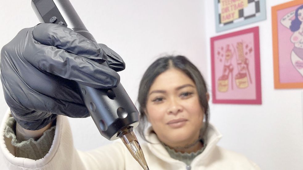 Tätowiererin Eunice Rosema-Gronau erzählt von ihren ungewöhnlichsten Erlebnissen bei der Arbeit. Foto: Aljoscha Leptin