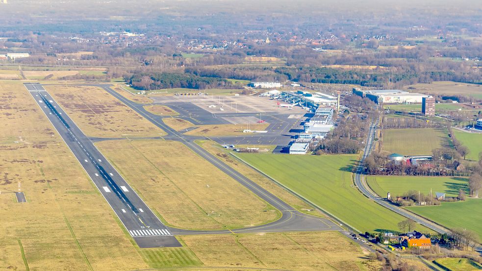 Die Start- und Landebahn des Flughafen Münster/Osnabrück (FMO): Sind hier bald weniger Lufthansa-Flieger zu sehen? Foto: IMAGO/Hans Blossey