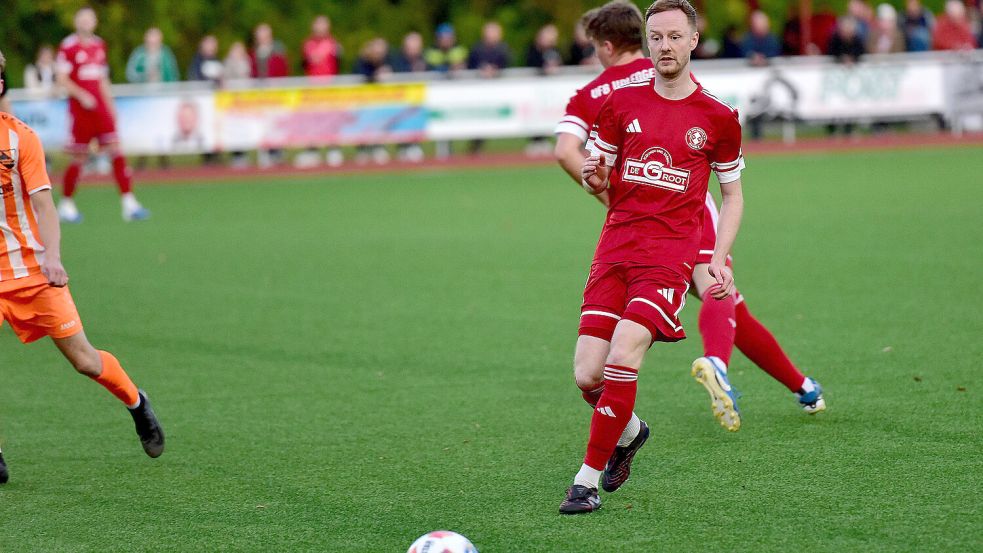 Matthias Goosmann und der VfB Uplengen verloren im zwölften Ligaspiel erstmals. Archivfoto: Stromann
