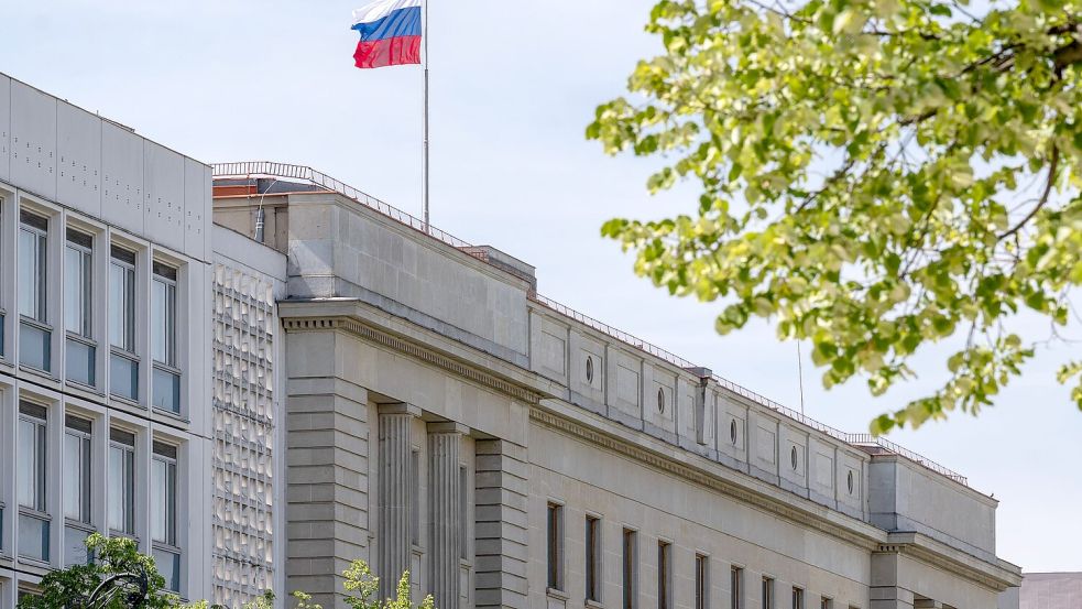 Das Personal der russischen Botschaft in Berlin wird künftig nicht mehr einfach so in andere EU-Staaten reisen dürfen. (Archivbild) Foto: Soeren Stache
