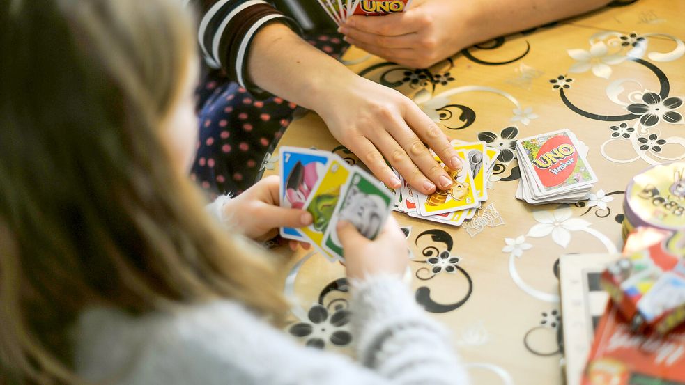 Den Alltag vergessen: Warum nicht mal wieder die Karten herausholen.... Foto: IMAGO/Max Kovalenko