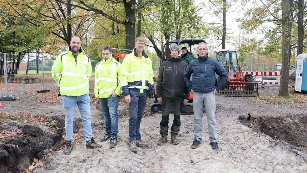 Verschafften sich einen Eindruck vom Fortschritt der Bauarbeiten an den Rollsportfeldern (v.l.n.r.): Florian Meyer, Jan Fahrenholtz (beide Bauamt der Gemeinde Barßel), Johannes Wester (Die Grünplaner), Norbert Schwarte und Conrad Meyer-Hemmelsbühren (beide Garten- und Landschaftsbau Meyer-Hemmelsbühren). Foto: Gemeinde Barßel