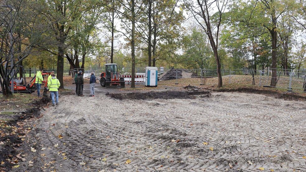 Die ersten Arbeiten an den Rollsportfeldern haben begonnen. Hier ist das Rollsportfeld neben dem „roten Platz“ im Vordergrund zu sehen. Foto: Gemeinde Barßel