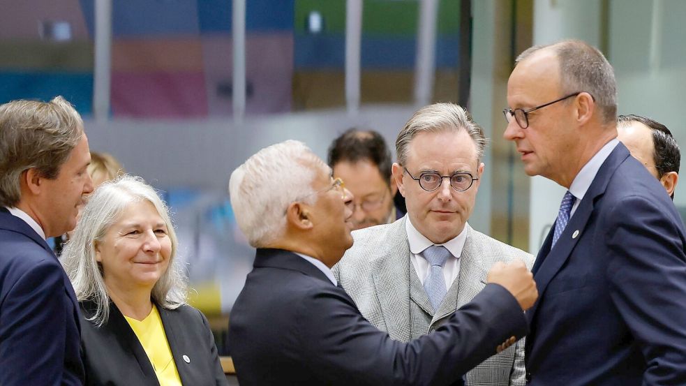 Kanzler Merz hat es beim Gipfel in Brüssel nicht leicht mit seinem Vorstoß für die Nutzung des eingefrorenen russischen Vermögens für die Ukraine. Foto: Geert Vanden Wijngaert/AP/dpa