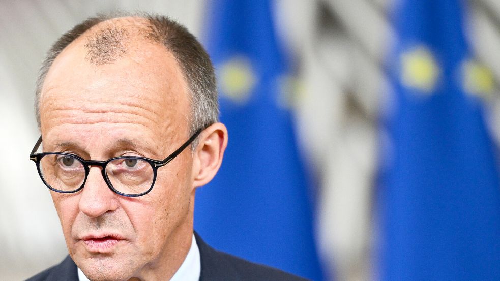 Kanzler Friedrich Merz hat Migration, das „Stadtbild“, Abschiebungen und die Situation von Frauen in einen Zusammenhang gebracht. Jetzt erntet er dafür Kritik. Foto: dpa/AP/Harry Nakos