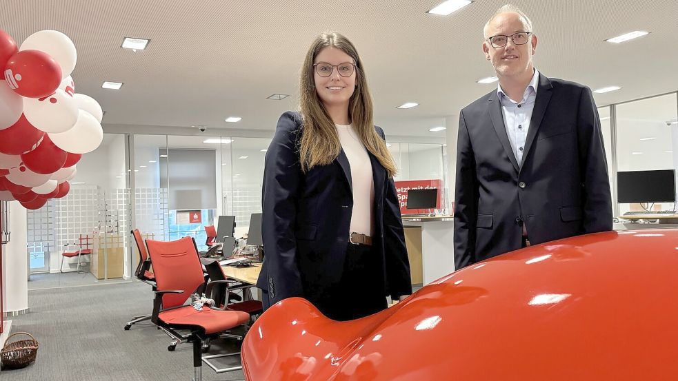 Anna Strauch, Referentin für interne Kommunikation bei der Sparkasse Leer-Wittmund, und Ralf Theile, stellvertretender Leiter des Beratungszentrums Rheiderland in Weener, sind überzeugt, dass die neuen Räumlichkeiten der Sparkasse bei den Kunden gut ankommen. Foto: Oliver Bär