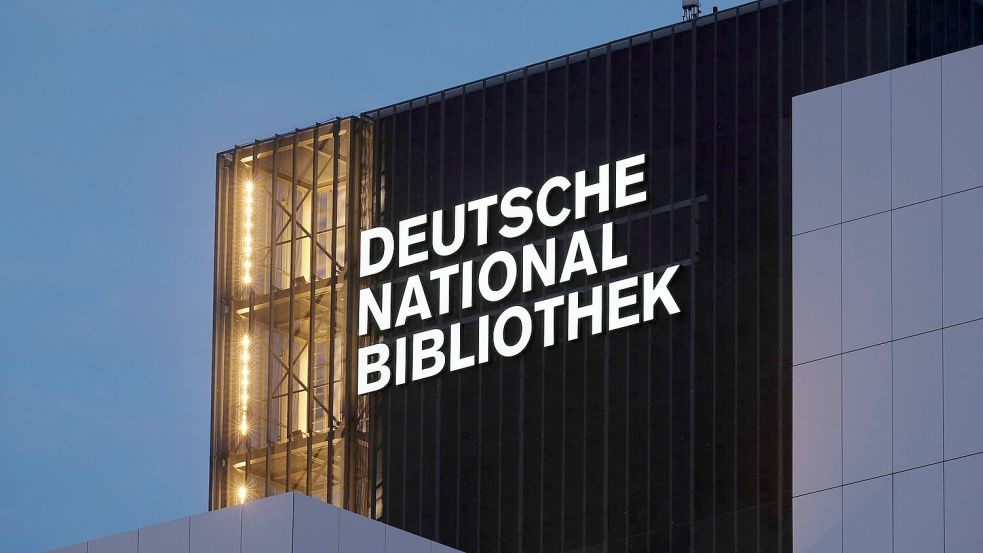 Der Schriftzug „Deutsche Nationalbibliothek“ (DNB) leuchtet an einem 55 Meter hohen Gebäude der früheren Deutschen Bücherei. (Archivbild) Foto: Sebastian Willnow/dpa