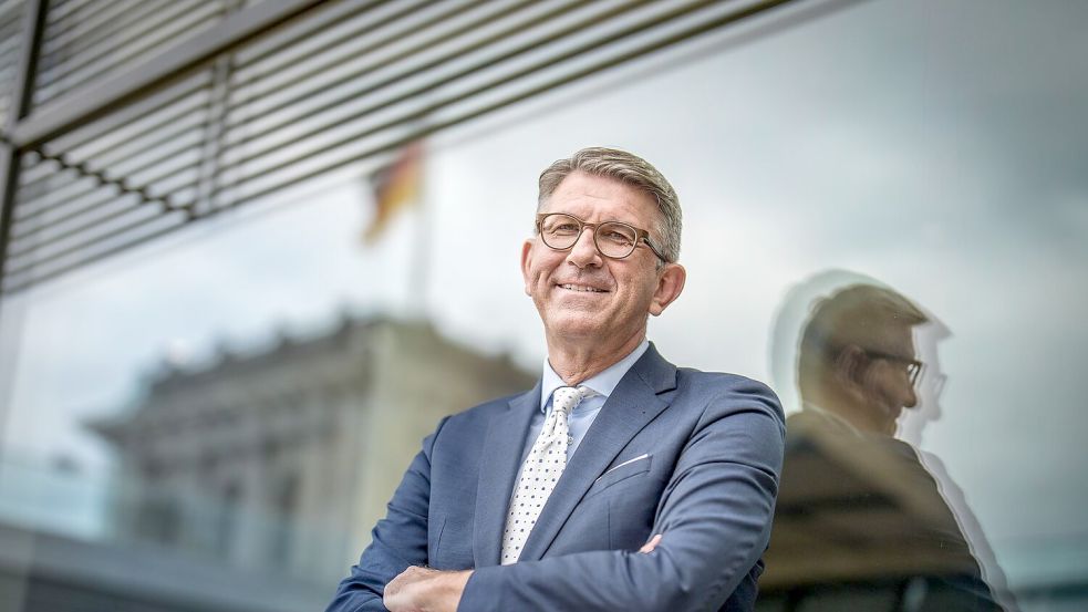 Kulturstaatsminister Wolfram Weimar (parteilos) würdigt die Bedeutung von Bibliotheken. (Archivbild) Foto: Michael Kappeler