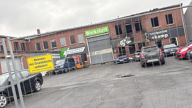 Nach dem Feuer: Bei Tageslicht wird das Ausmaß des Brandes in der Autowerkstatt erst richtig deutlich. Foto: Stephanie Schuurman