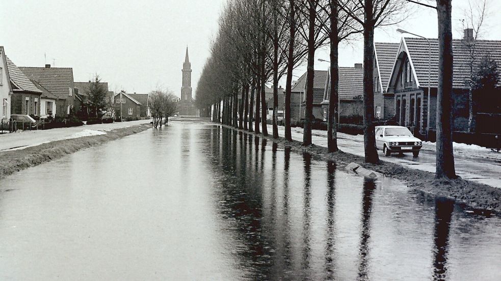 Das Wasser in der Rajenwieke in Rhauderfehn drohte über zu laufen. Foto: GA-Archiv