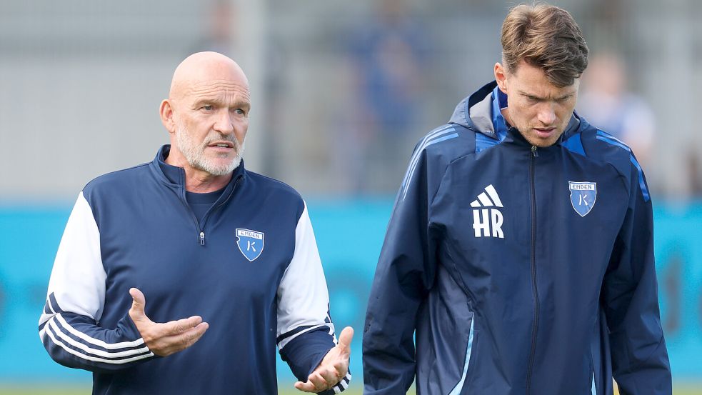 Kickers-Trainer Stefan Emmerling (links) tauschte sich am Dienstag konstruktiv mit Henning Rießelmann aus. Gemeinsam hoffen sie, in Lübeck die Wende einzuleiten. Foto: Doden/Emden