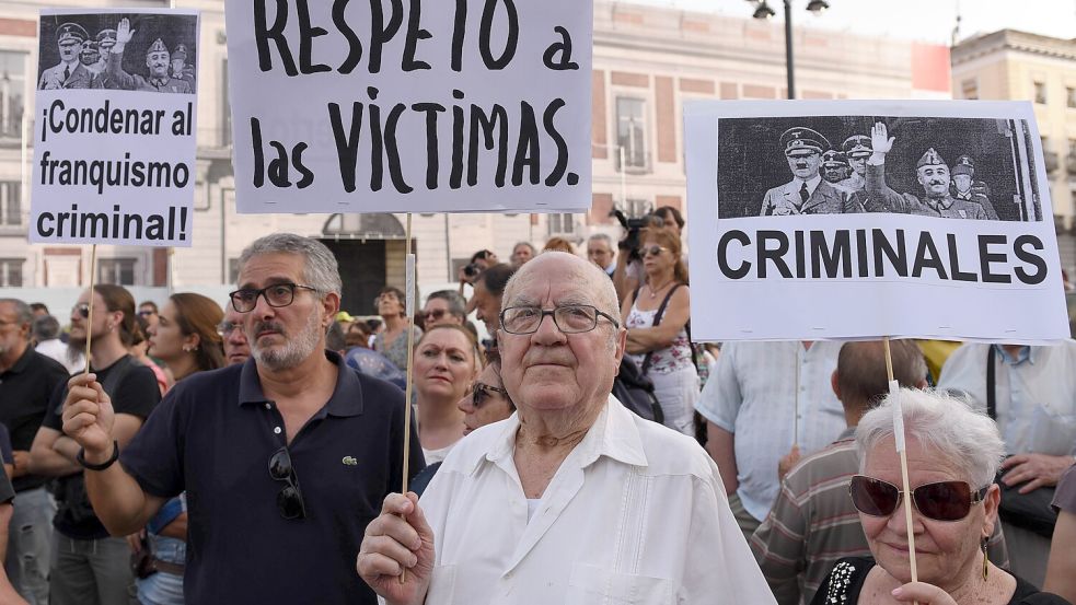 Anti-Franco-Proteste in Madrid 2017: Demonstranten rufen Parolen, während sie an einem Protest gegen die Straflosigkeit für die Verbrechen teilnehmen, die während der spanischen Diktatur von Francisco Franco begangen wurden. Foto: IMAGO/Pacific Press Agency
